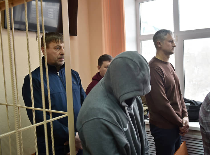 Бывший Прокурор Новосибирска Денис Ференец (у окна) во время вынесения приговора