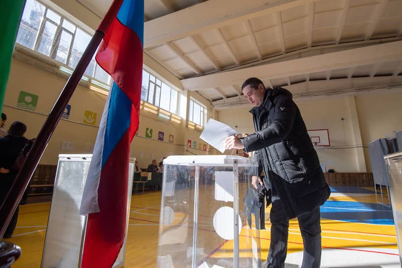 Казань. Избиратель во время голосования