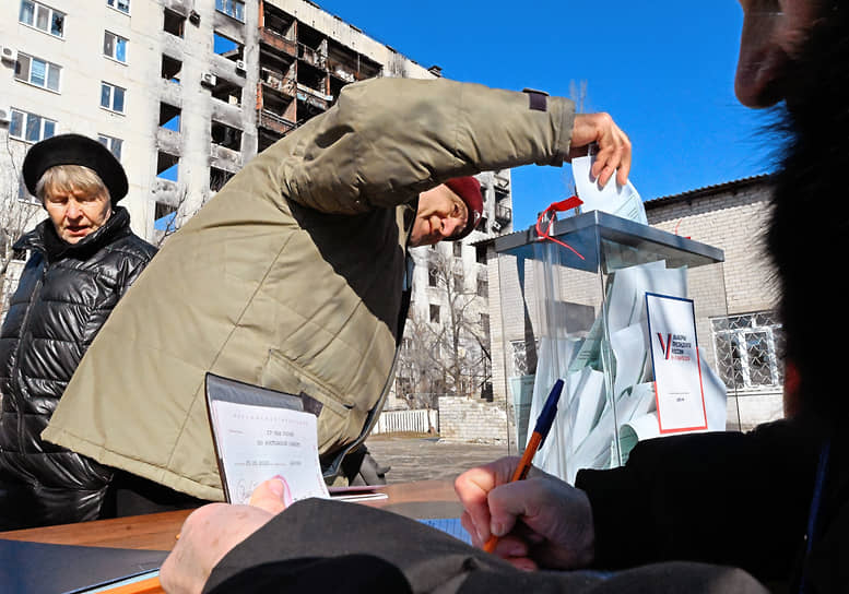 Северодонецк, ЛНР. Местный житель опускает бюллетень в урну на передвижном пункте для голосования