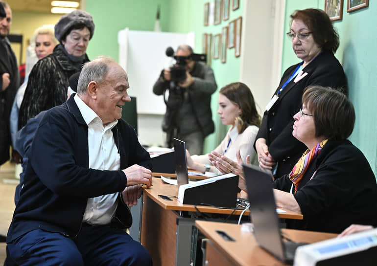 Москва. Лидер КПРФ Геннадий Зюганов голосует на избирательном участке № 143