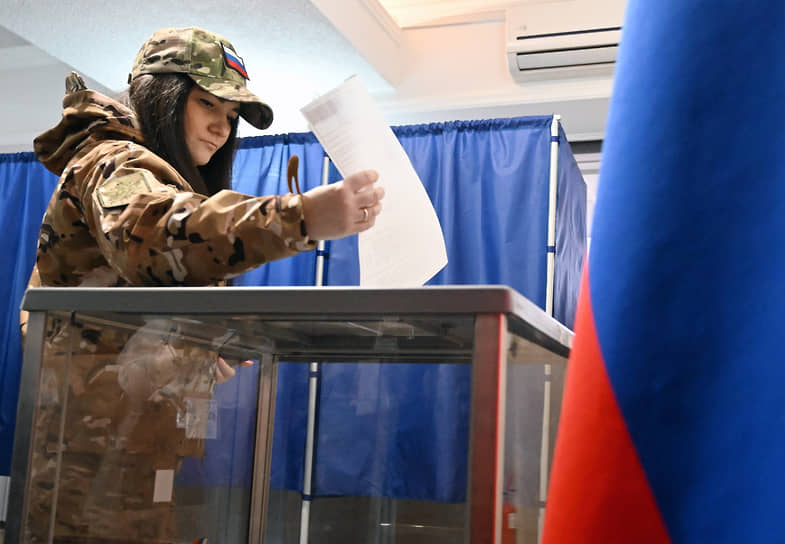 Луганск. Избирательница опускает бюллетень в урну 