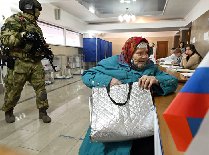 Луганск. Пенсионерка перед голосованием 