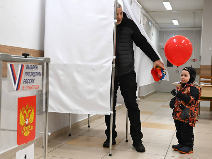 Московская область, Мытищи. Избиратели во время голосования на избирательном участке