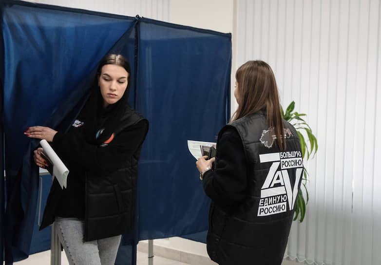 Донецк. Избирательницы у кабинок для голосования 