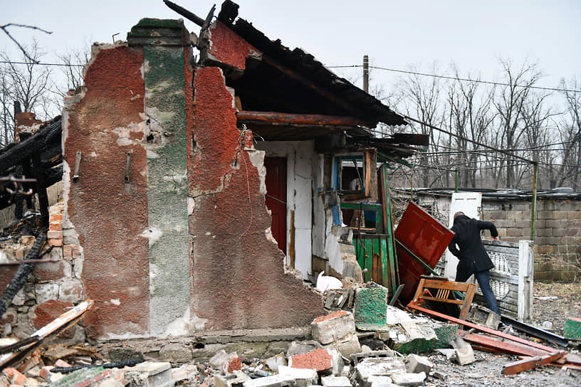 Донецк. Разрушенный в результате обстрела жилой дом