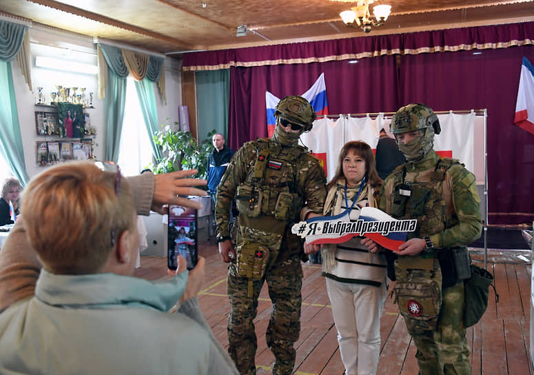 Село Перевальное, Крым. Военнослужащие на избирательном участке