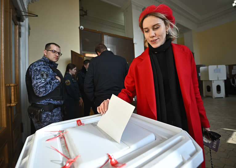 Москва. Избирательница опускает бюллетень в урну