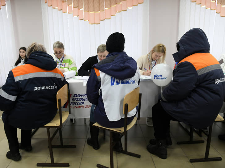 ДНР. Избиратели на голосовании