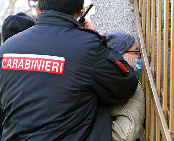 Кишинев, Молдавия. Задержание мужчины, перебросившего через забор посольства России емкость с зажигательной смесью
