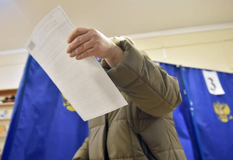 Новосибирск. Избиратель держит бюллетень 
