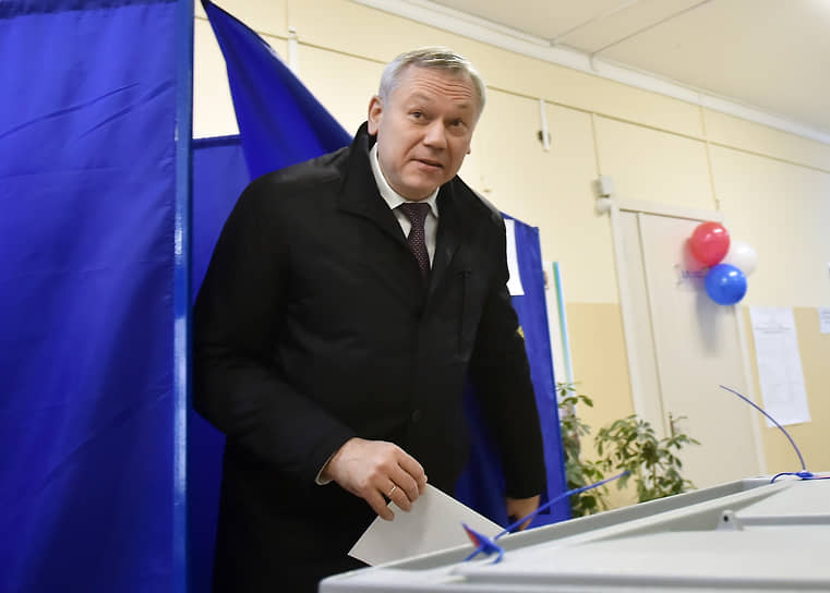 Новосибирск. Губернатор Новосибирской области Андрей Травников выходит из кабинки для голосования 