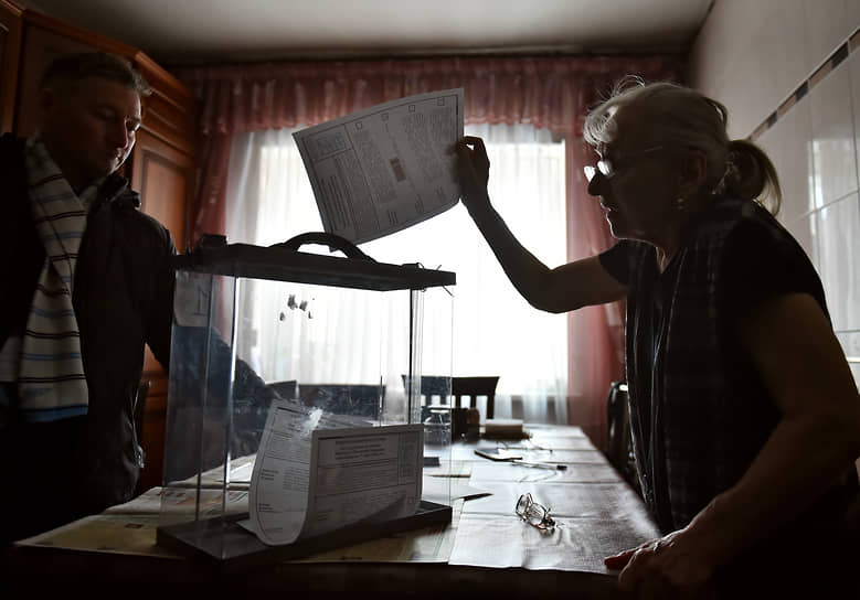 Новосибирск. Местная жительница голосует на дому