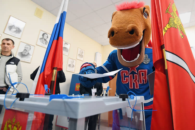 Санкт-Петербург. Талисман хоккейного клуба СКА Конь-Огонь голосует в лицее №366 — ближайшем к «СКА Арене» избирательном участке
