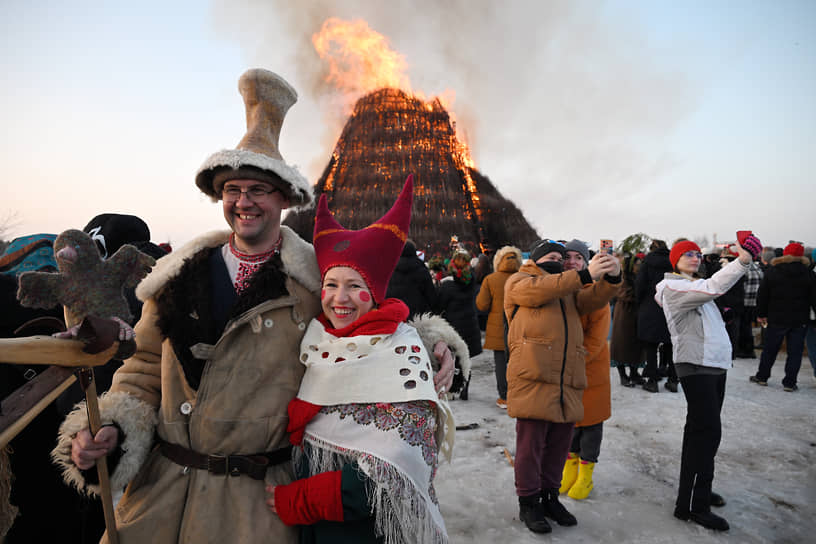 Сожжение арт-объекта, символизирующего зиму, в арт-парке «Никола-Ленивец»