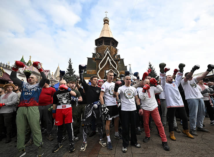 Участники традиционного кулачного боя «Стенка на стенку» в культурно-развлекательном комплексе «Кремль в Измайлово»