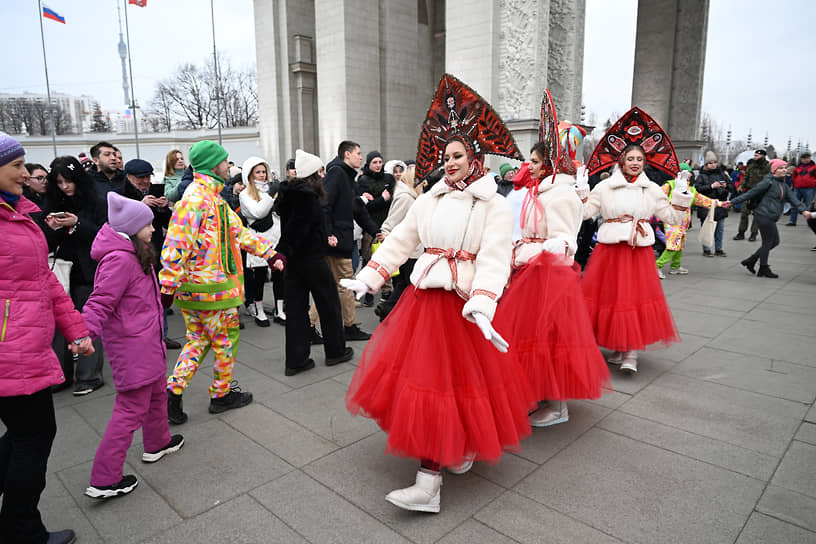 Выступление танцевального коллектива на главной уличной сцене выставки-форума «Россия»