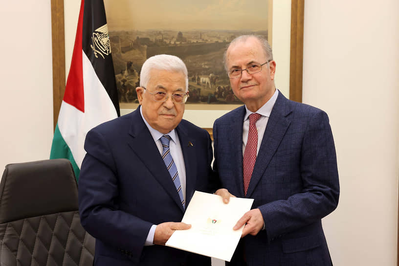 Президент Палестины Махмуд Аббас и новый премьер-министр Мохаммед Мустафа (справа)