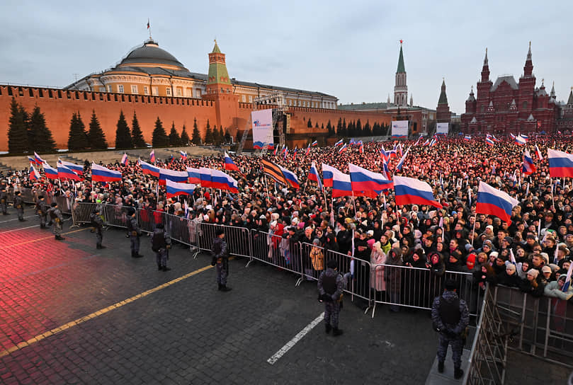 Зрители держат триколоры на Красной площади