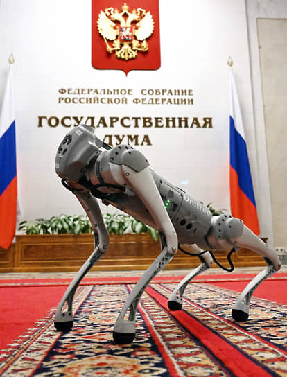 Москва. Робот-собака на выставке «Спорт высоких технологий» в здании Госдумы