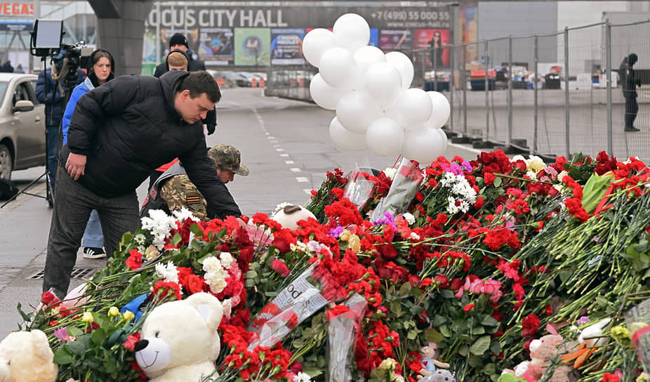 На следующий день после трагедии рядом с «Крокус Сити Холлом» возник стихийный мемориал