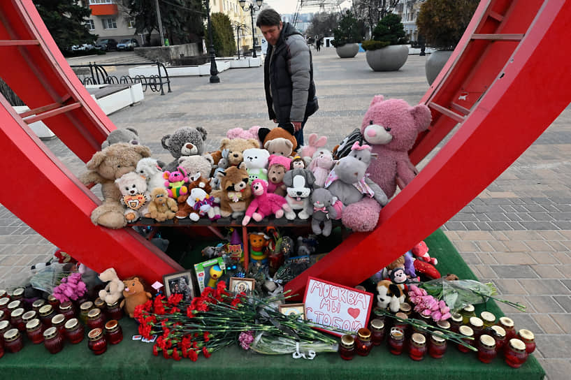 Белгород. Местные жители приносят цветы, свечи, игрушки, записки и иконы