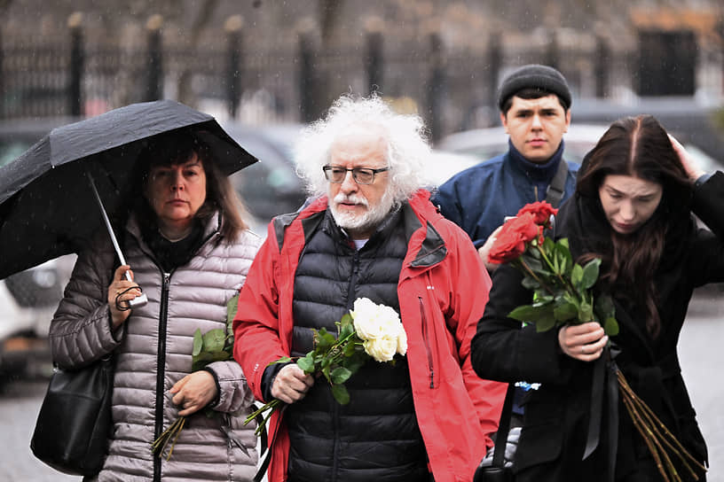 Журналист Алексей Венедиктов (признан в России иностранным агентом, в центре) 