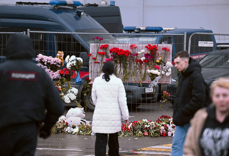 Красногорск, Московская область. Стихийный мемориал в память о жертвах теракта  в «Крокус Сити Холле»