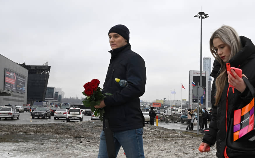 Красногорск, Московская область. Люди приносят цветы к комплексу «Крокус Сити Холл»