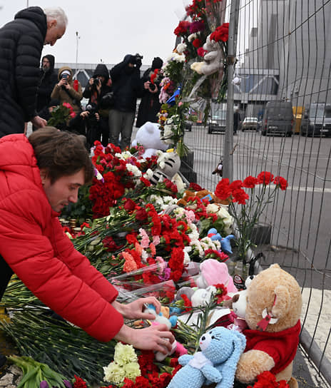 Красногорск, Московская область. Жители Москвы и Подмосковья приносят на место происшествия игрушки, свечи и цветы