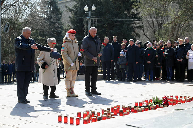 Волгоград. Возложение цветов в память о жертвах теракта в «Крокус Сити Холле» на Аллее Героев