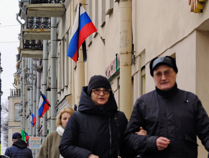 Санкт-Петербург. Флаги России с траурными черным лентами на Московском проспекте