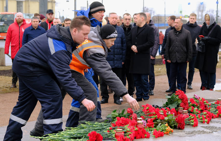 Санкт-Петербург. Сотрудники коммунальных служб возлагают цветы к стихийному мемориалу на Васильевском острове