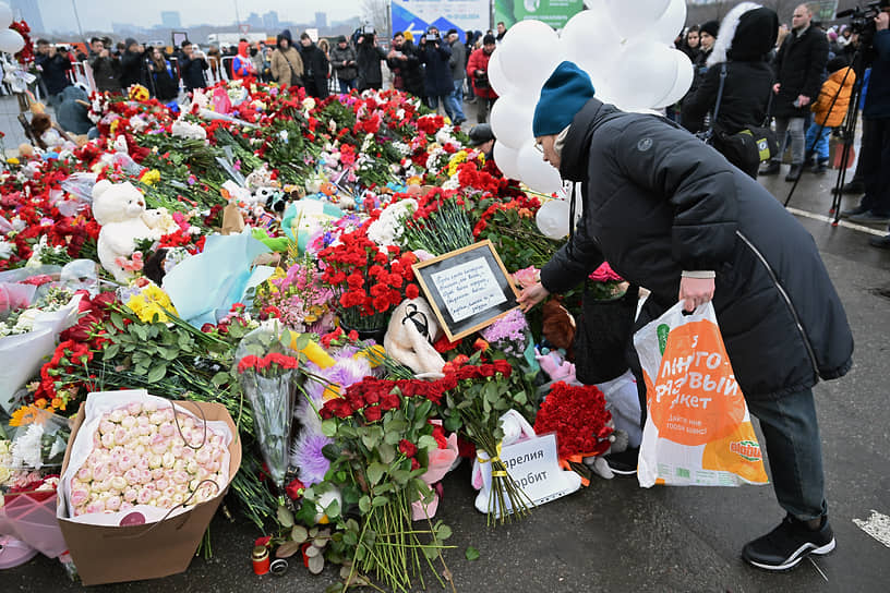 Красногорск, Московская область. Люди второй день подряд оставляют цветы, свечи и игрушки рядом с концертным комплексом «Крокус Сити Холл»