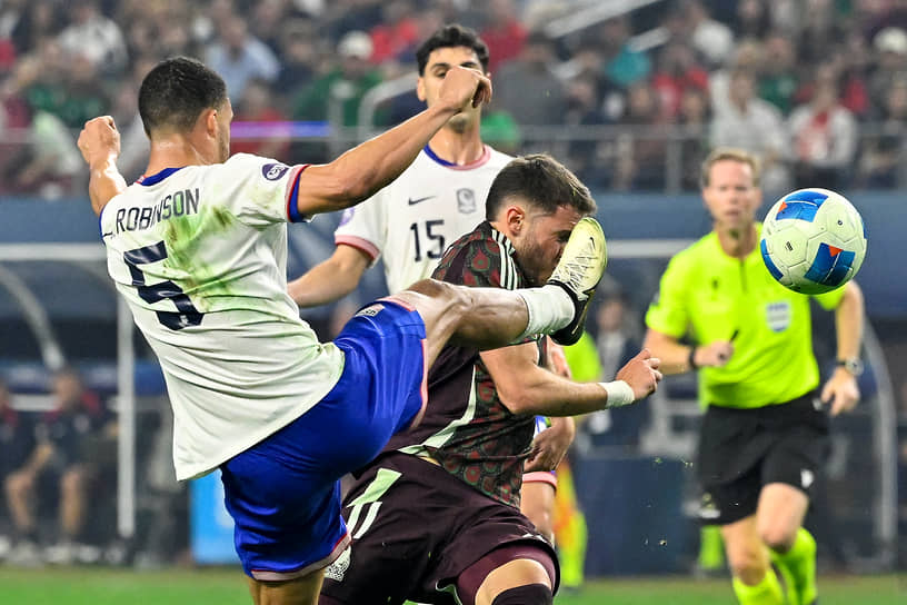Фрагмент финала Лиги наций CONCACAF: защитник сборной США Энтони Робинсон отбивает мяч