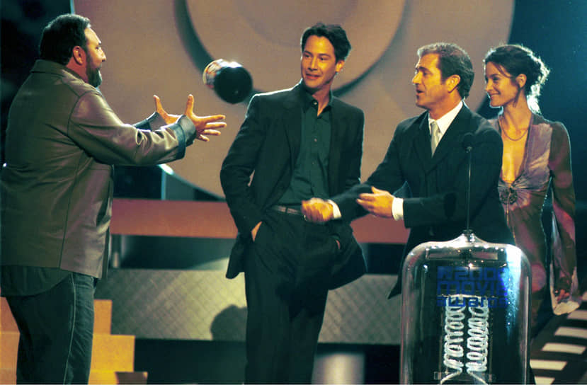 Слева направо: продюсер Джоэл Силвер, актеры Киану Ривз, Мэл Гибсон и Кэрри-Энн Мосс на вручении «Матрице» награды MTV Movie Awards за «Лучший фильм» 