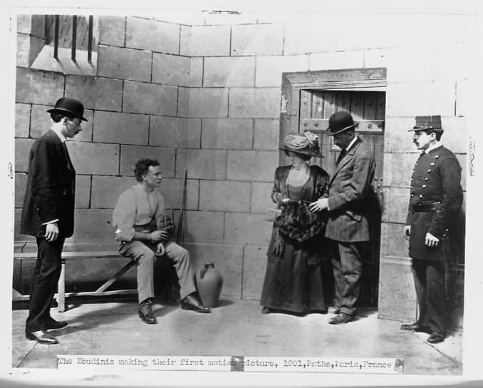 Во время вторых российских гастролей в 1908 году Гудини продемонстрировал побеги из камер смертников Бутырской тюрьмы и Петропавловской крепости 
&lt;br>На фото: Гудини на съемках своего первого кинофильма в Париже, 1901 год