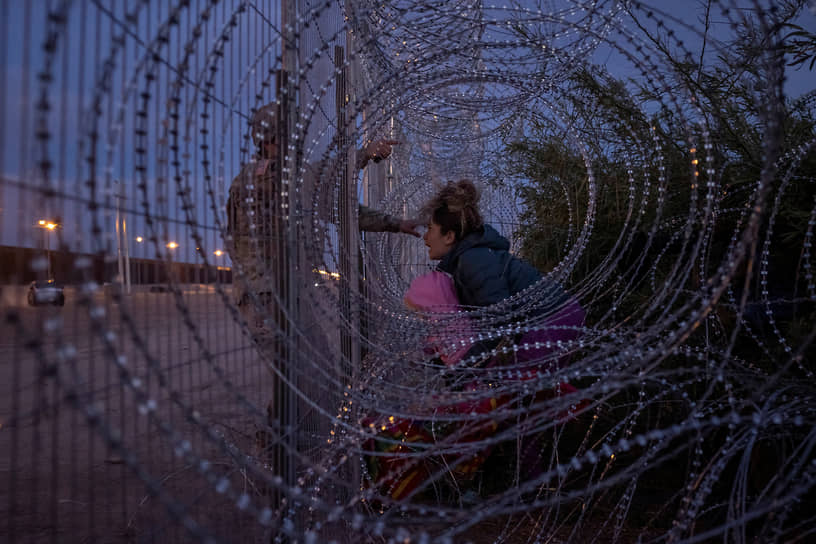 Эль-Пасо, США. Мигрантка, пытавшаяся прорваться через границу, кричит на солдата Национальной гвардии у забора на берегу Рио-Гранде