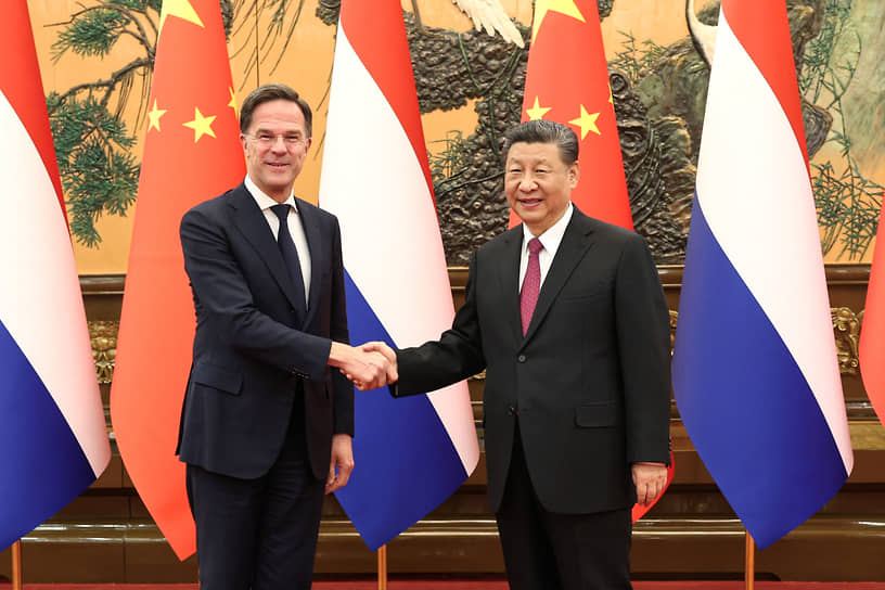 Китайский лидер Си Цзиньпин (справа) и премьер-министр Нидерландов Марк Рютте