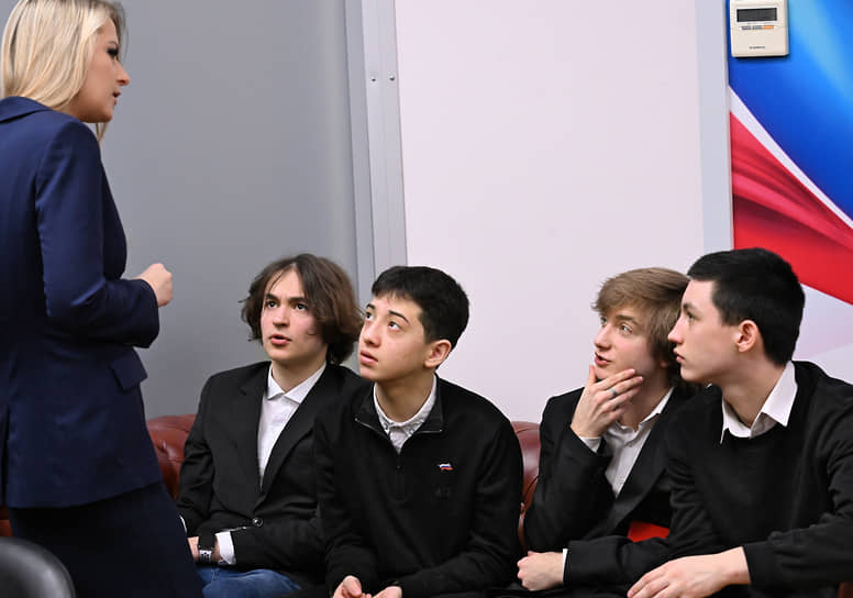 Слева направо: депутат Яна Лантратова и школьники Артемий Филимонов, Ислам Халилов, Никита Иванов, Александр Журик
