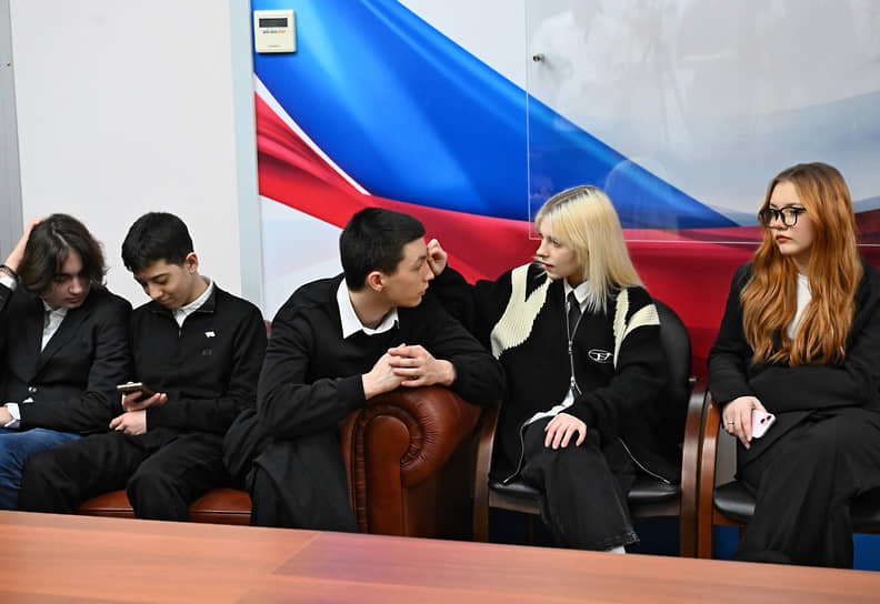 Слева направо: Артемий Филимонов, Ислам Халилов, Александр Журик, Елизавета Терехова и Виктория Волчихина перед началом церемонии