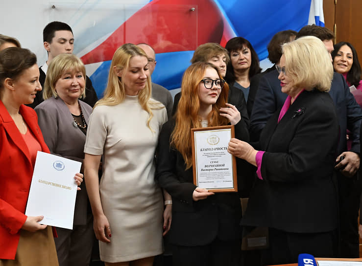 Депутаты Госдумы Анна Кузнецова (слева), Елена Вторыгина (вторая слева) и Нина Останина (справа) с ученицей школы №1900 Викторией Волчихиной (вторая справа)