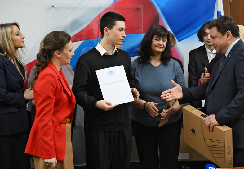 Депутаты Госдумы Яна Лантратова (слева), Анна Кузнецова (вторая слева) и ученик школы №1191 Александр Журик (в центре)