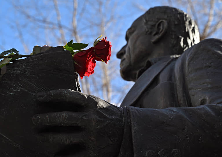 Розы на памятнике Михаилу Ульянову