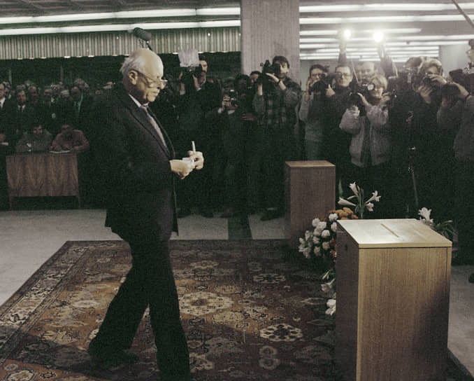  Академик Андрей Сахаров на избирательном участке во время выборов в Верховный Совет СССР, 1989 год