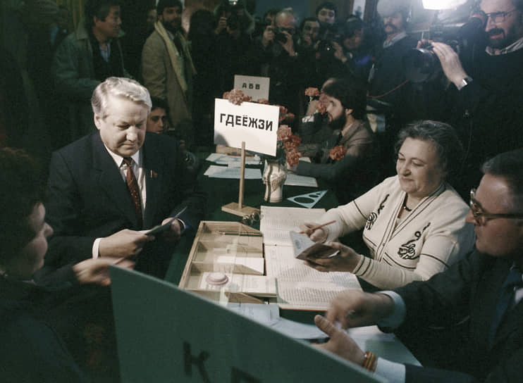 Первый заместитель председателя Госстроя СССР Борис Николаевич Ельцин (слева) на избирательном участке во время выборов в Верховный Совет СССР, 1989 год