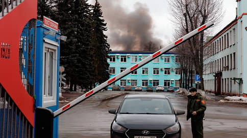 Уралмаш окутало дымом // В Екатеринбурге произошел крупный пожар в промзоне