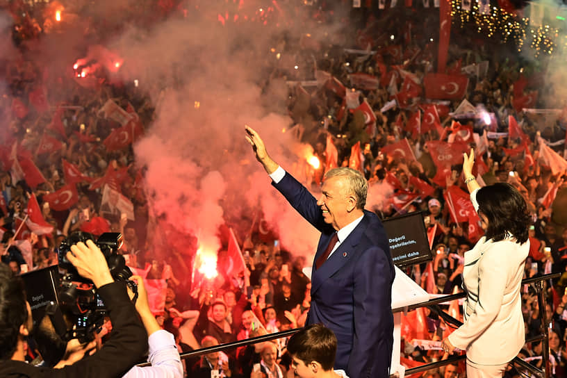 Мэр Анкары и кандидат от Народно-республиканской партии Мансур Явас обращается к своим сторонникам