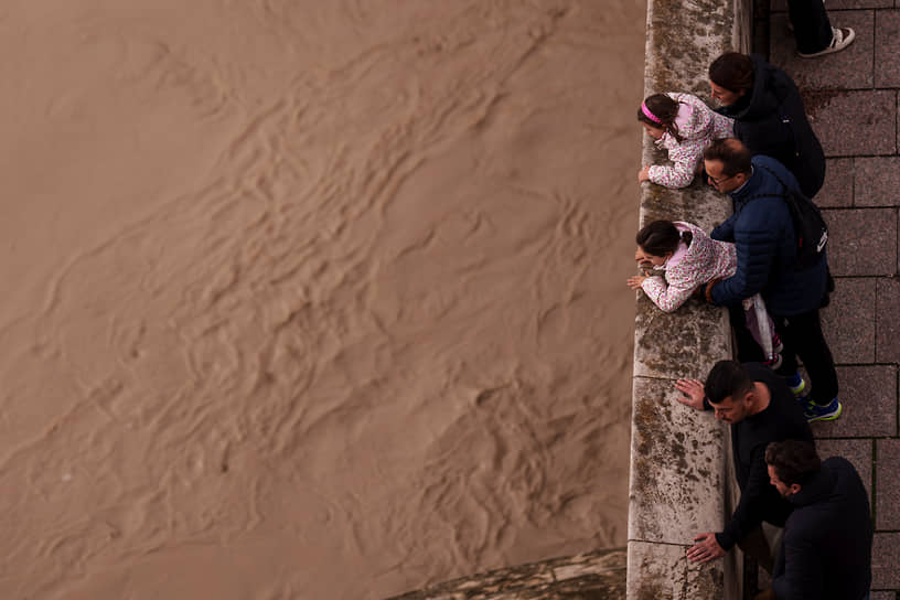Кордоба, Испания. Река Гвадалквивир после череды сильных дождей 