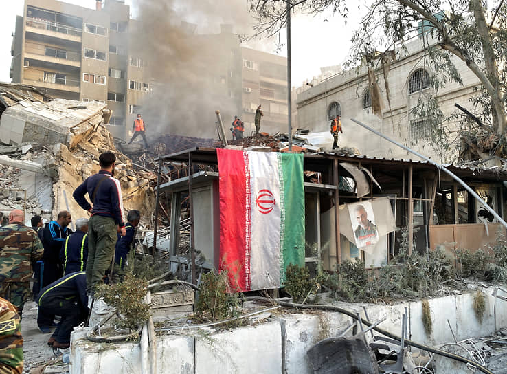 Иранский флаг вывешен на развалинах здания, уничтоженного в результате израильского ракетного удара (Дамаск, 1 апреля 2024 года) 