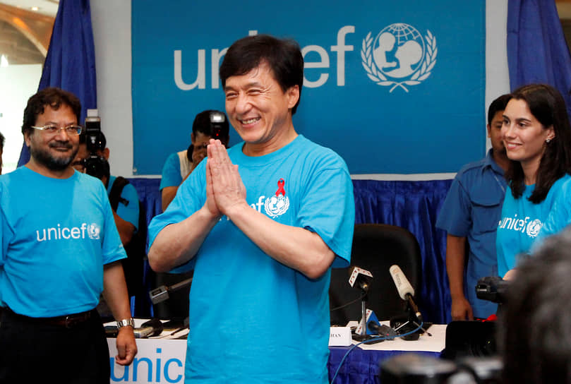 С 2004 года Джеки Чан является послом доброй воли ЮНИСЕФ и активно помогает детям в разных странах мира, финансируя строительство школ и госпиталей. В 2006-м актер заявил, что завещает половину своего состояния на благотворительные цели. В 2020 году журнал «Forbes» включил его в топ-10 самых благотворительных знаменитостей в мире, отметив, что он один из самых трудолюбивых филантропов
